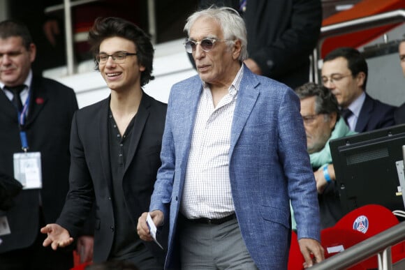 Gérard Darmon et son fils Jules (fils de Mathilda May) au match de Ligue 1 entre le PSG Evian Thonon Gaillard au Parc des Princes à Paris le 23 avril 2014.