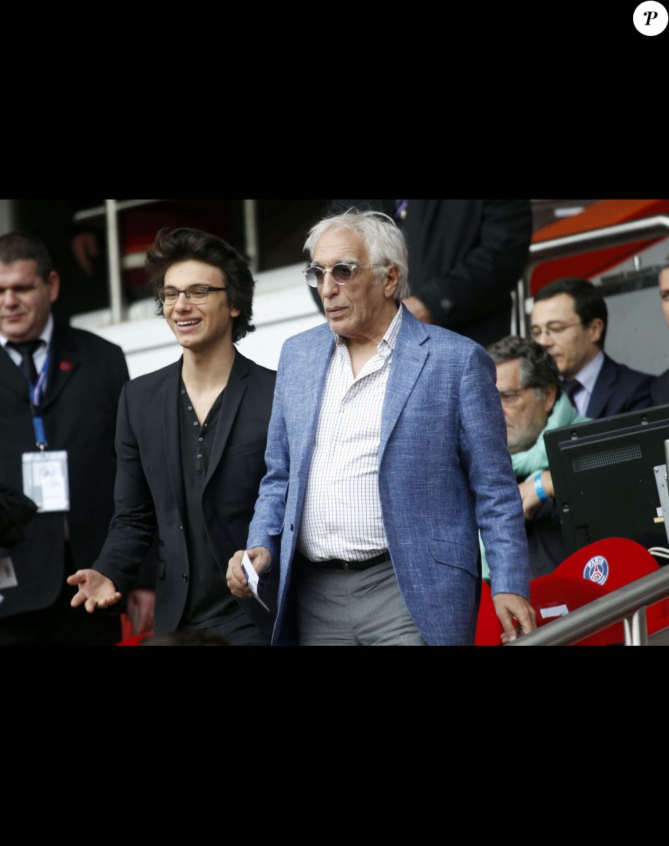 Gérard Darmon et son fils Jules (fils de Mathilda May) au match de Ligue 1 entre le PSG Evian Thonon Gaillard au Parc des Princes à Paris le 23 avril 2014.