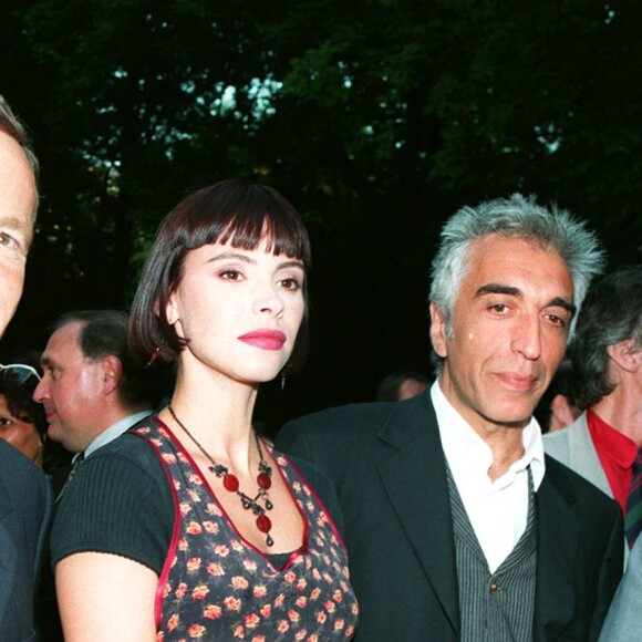 Gérald Darmon et Mathilda May quand Line Renaud a été décorée de l'ordre de Chevalier de la légion d'honneur en 1994