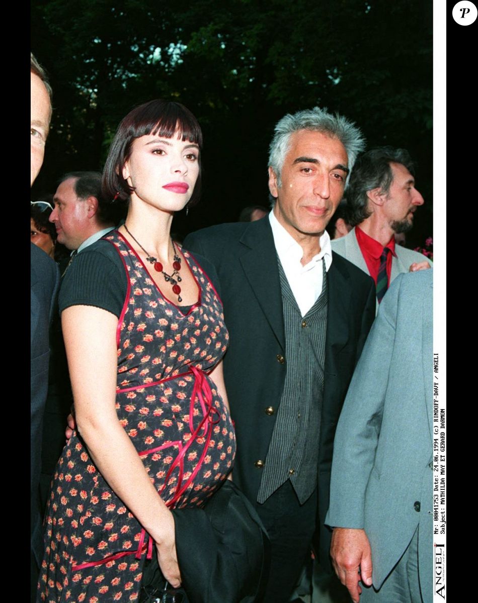 Gérald Darmon et Mathilda May quand Line Renaud a été décorée de l'ordre de Chevalier de la légion d'honneur en 1994