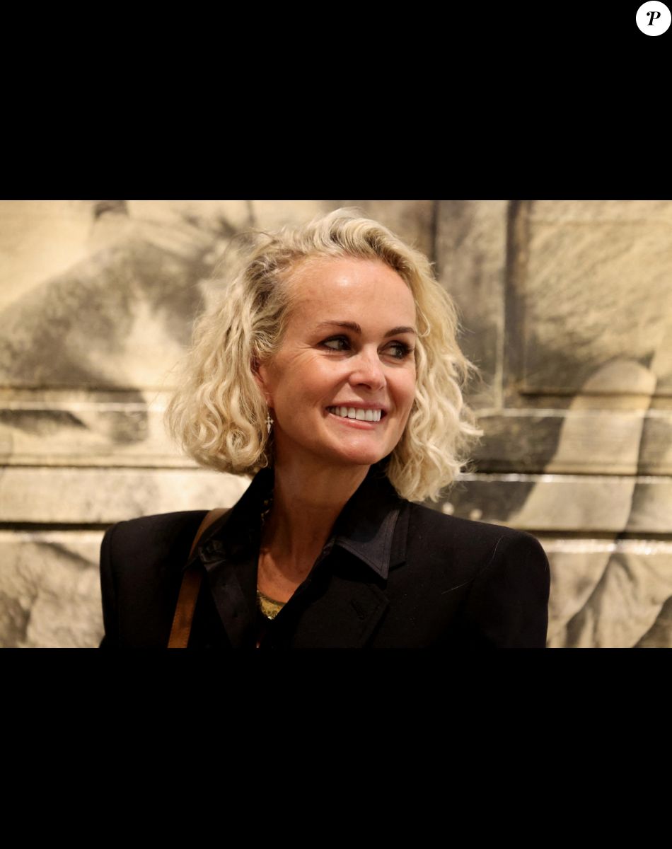 Exclusif - Laeticia Hallyday - Laeticia Hallyday était présente dans les locaux de Artcurial où elle s'est vu remettre un chéque de 29000 Euros au profit de son association "La Bonne Etoile" à l'issue de la vente aux enchéres de la Harley-Davidson bleu de Johnny à Paris