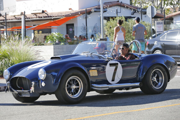 Exclusif - Johnny Hallyday et un ami se baladent à Los Angeles avec sa nouvelle voiture, une AC Cobra le 8 octobre 2016.