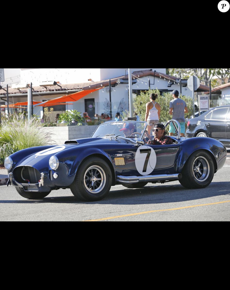 Exclusif - Johnny Hallyday et un ami se baladent à Los Angeles avec sa nouvelle voiture, une AC Cobra le 8 octobre 2016.