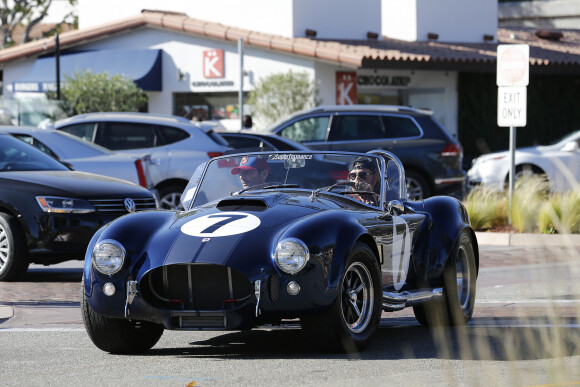 Exclusif - Johnny Hallyday et un ami se baladent à Los Angeles avec sa nouvelle voiture, une AC Cobra le 8 octobre 2016.