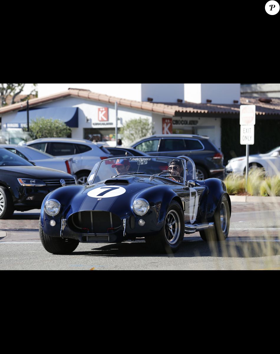 Exclusif - Johnny Hallyday et un ami se baladent à Los Angeles avec sa nouvelle voiture, une AC Cobra le 8 octobre 2016.