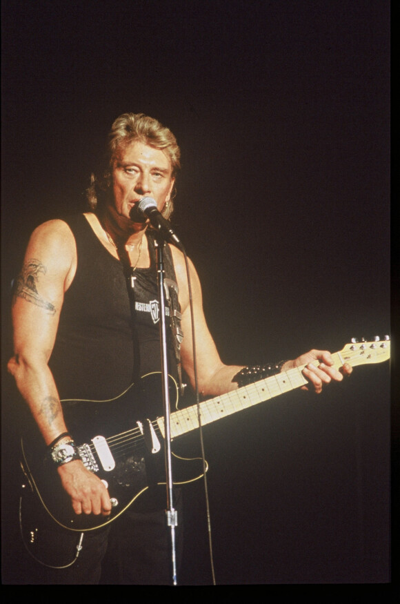 Johnny Hallyday en concert avec sa guitare