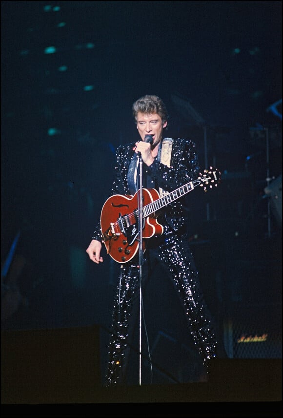 Johnny Hallyday en concert avec sa guitare en 1984 au Zenith