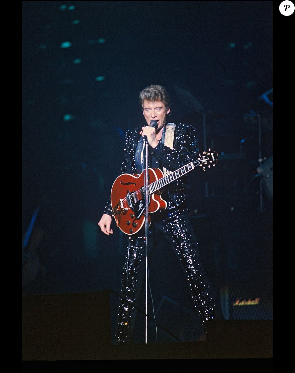 Johnny Hallyday en concert avec sa guitare en 1984 au Zenith