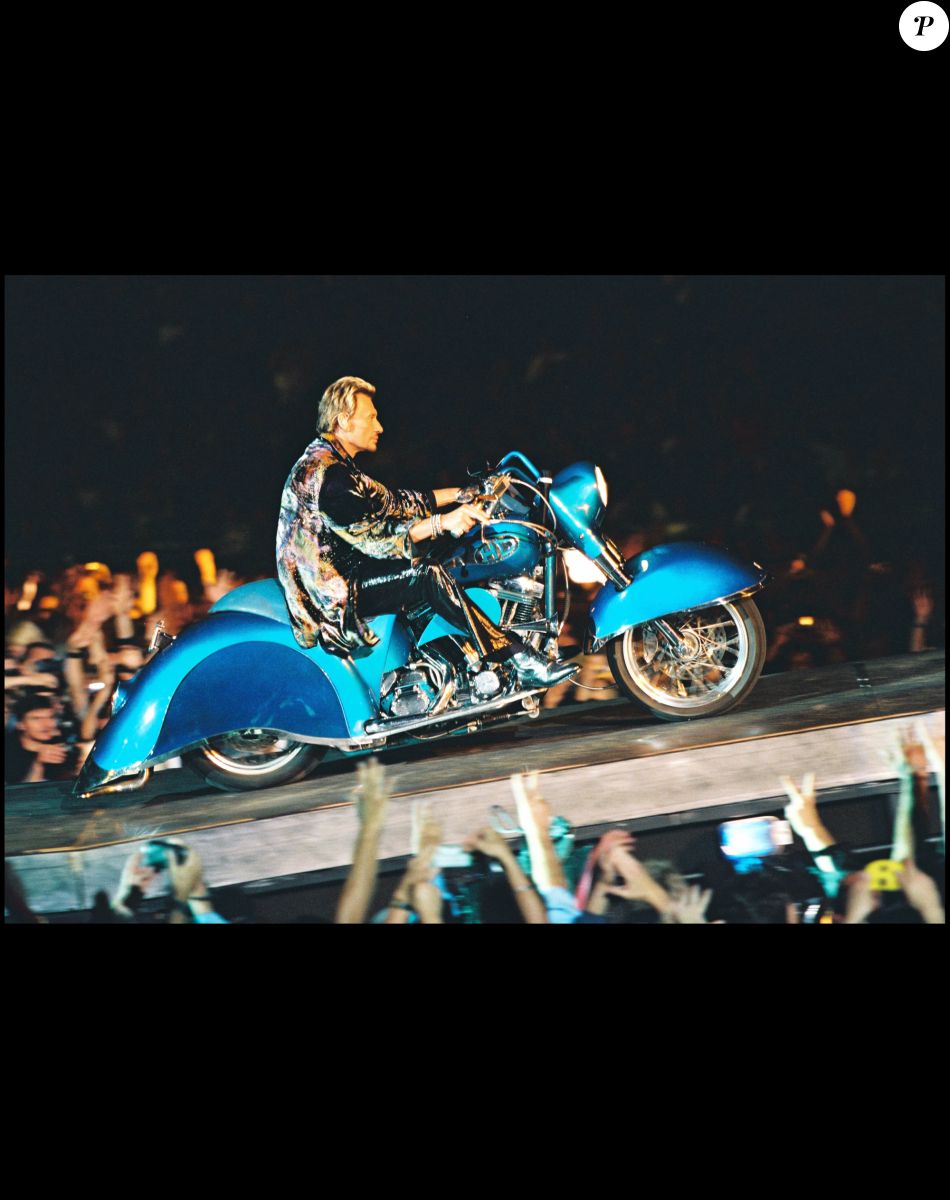 Info du 19 mars 2022 - La mythique Harley-Davidson "Laura Eyes", modèle Softail Heritage 1340, de Johnny Hallyday s'est vendue aux enchères vendredi soir (18 mars 2022) au salon Retromobile de Paris pour la somme de 470.840 euros, un record pour une moto de la marque datant d'après-guerre, selon la maison Artcurial qui aorchestré la vente. La moto avait été estimée entre 50.000 et 250.000 euros, mais elle a fait l'objet d'une bataille de dix minutes entre enchérisseurs avant d'être adjugée 470.840 euros à un acquéreur anonyme. L'Harley avait été offerte à la star par le patron d'Universal Music Pascal Nègre, et renommée "Laura Eyes" en hommage à la fille de Johnny Laura Smet, Le chanteur l'a conduit lors d'un "road trip" aux Etats-Unis en 1990.