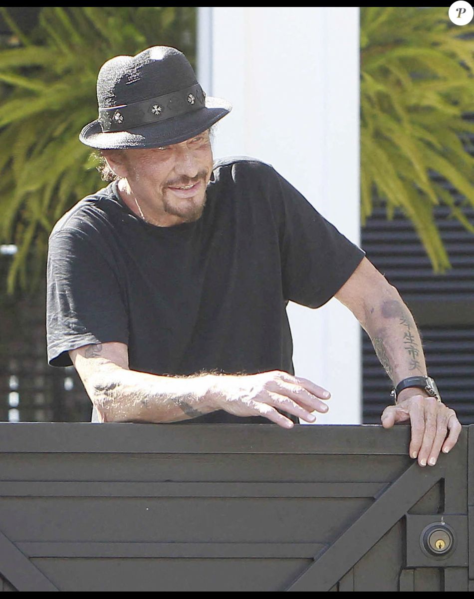 Johnny Hallyday devant sa maison à Pacific Palissades en 2012