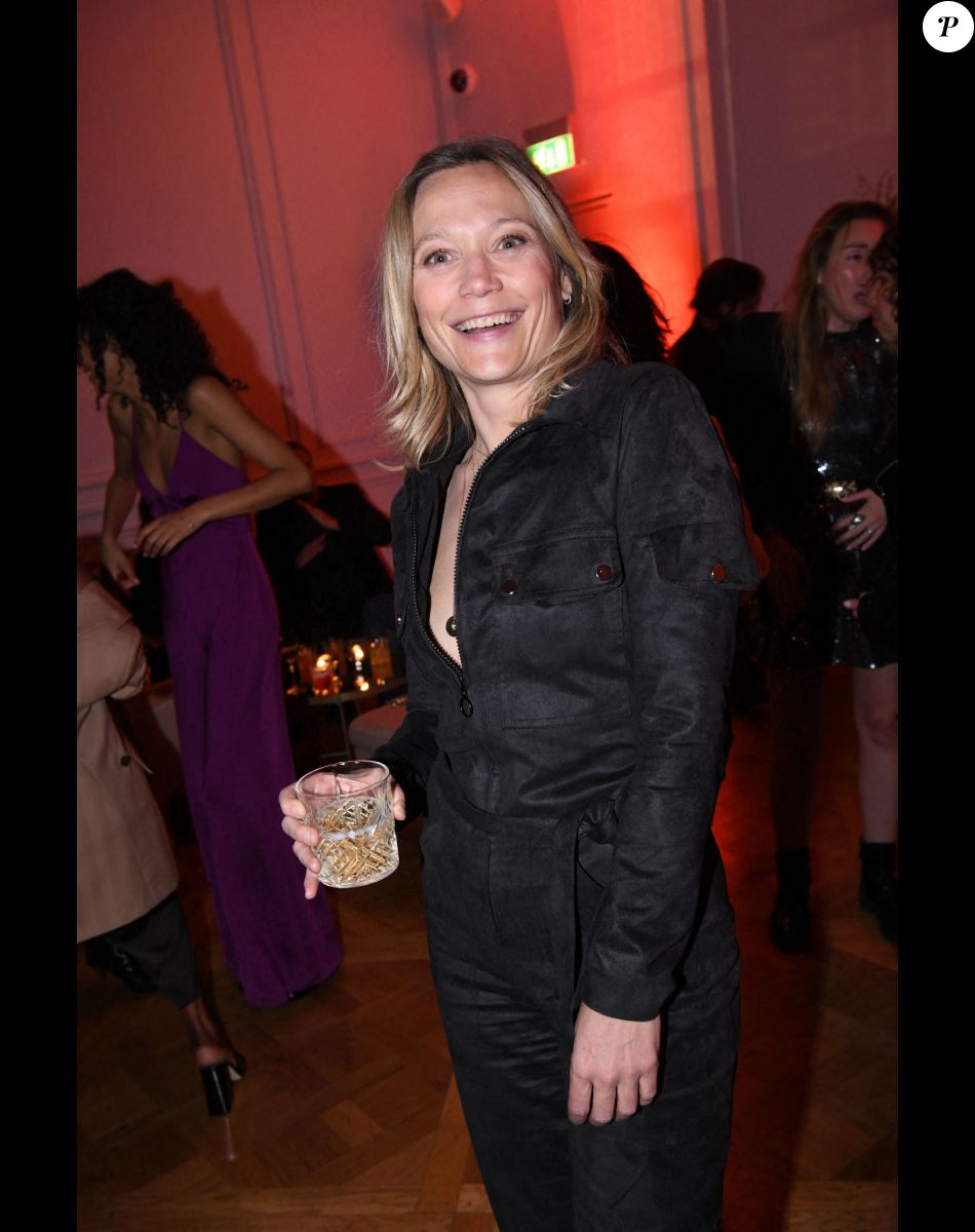 Exclusif - Caroline Vigneaux - Dîner des "Femmes Culottées" Etam au Musée de la Monnaie à Paris le 22 mars 2022. Avec "Femmes culottées", Etam a décidé de mettre à l'honneur 52 femmes dans une série de photos de S. Sieff. Soutenant le réseau associatif Solidarité Femmes, le projet mêlera des noms connus et des personnalités de l'ombre à l'histoire inspirante. Cette initiative sur le long court est menée main dans la main avec Solidarité Femmes, réseau de 73 associations qui luttent contre les violences faites aux femmes et le 3919, le numéro d'aide aux femmes victimes de violences. Toutes les participantes arborent d'ailleurs un t-shirt blanc sur lequel on peut lire Femme Culottée. La pièce est disponible à l'achat en ligne ou en magasin pour 19,99 euros. L'intégralité des bénéfices de ce dernier ira au réseau associatif, un moyen pour la marque de marquer son engagement. © Rachid Bellak/Bestimage