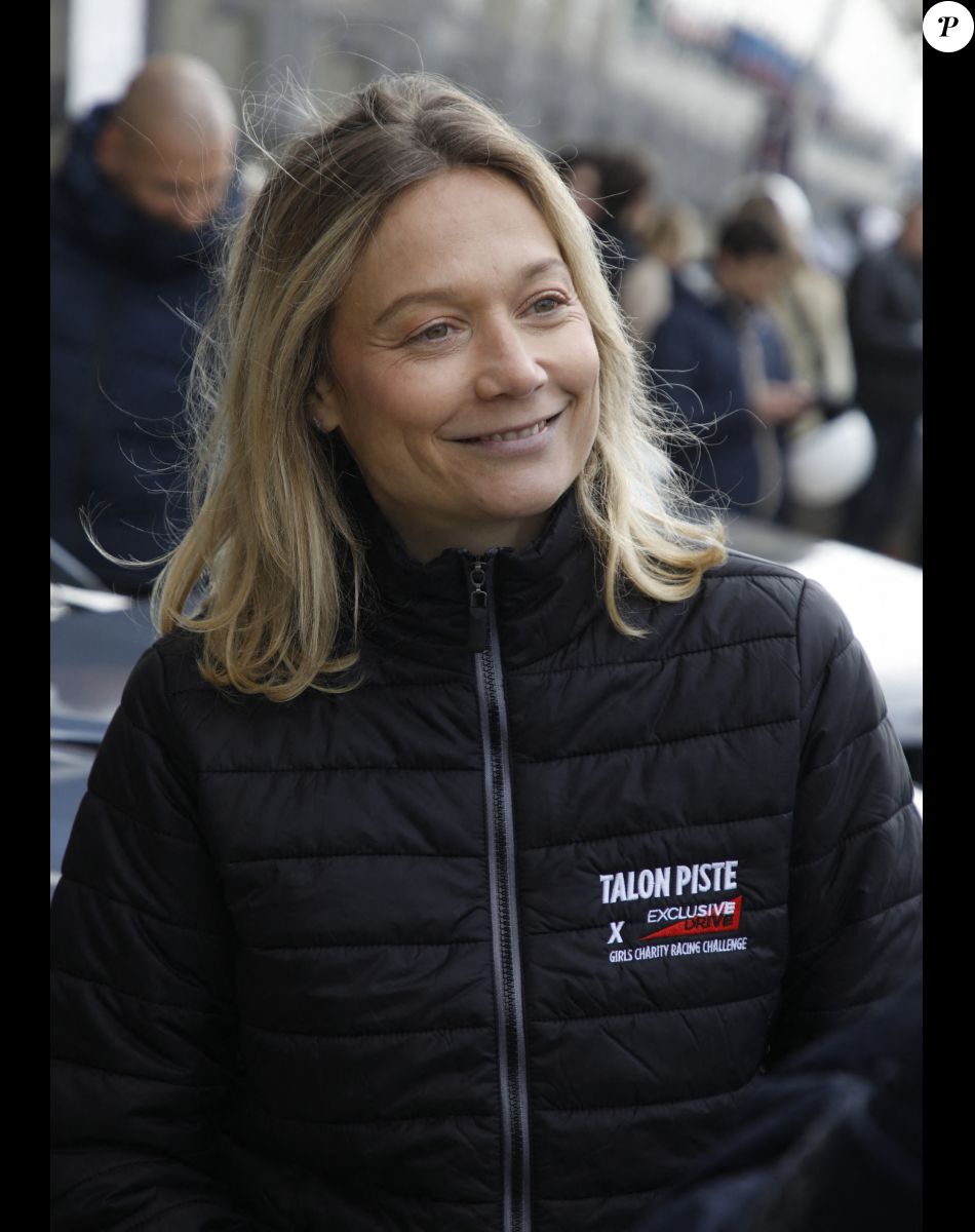 Caroline Vigneaux lors de la 3ème édition du célèbre Challenge Automobile caritatif Féminin "Talon Piste, Woman Charity Racing Challenge" au Circuit Bugatti du Mans le 20 mars 2022. Accompagnées d'un coach professionnel, pilote ou spécialiste de l'automobile, des personnalités féminines relèvent un défi en pilotant au profit de l'association caritative de leur choix. Dotées de voitures différentes, et par principe d'équité, elles ne sont pas jugées sur leur chronomètre mais sur le respect des trajectoires, l'efficacité des freinages, les points de corde, le contrôle de la vitesse en courbe, la ré accélération et le débraquage et la maîtrise globale de la voiture. 10 000 euros de dons seront distribués pour les associations sur le podium © Denis Guignebourg / Bestimage
