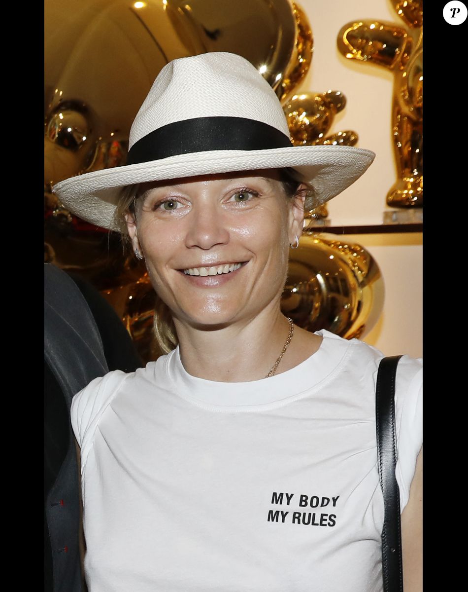 Caroline Vigneaux lors du vernissage Jacky Jayet et ses Ours à la Galerie Art and Sound, Paris le 25 Juin 2020. © Marc Ausset Lacroix / Bestimage