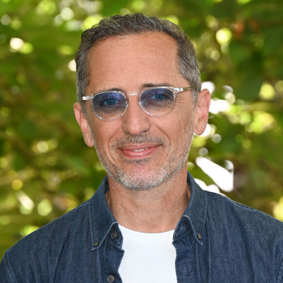 Gad Elmaleh au photocall du film "Reste un peu" lors du 15ème festival du film francophone de Angoulême, France, le 27 août 2022. © Coadic Guirec/Bestimage 