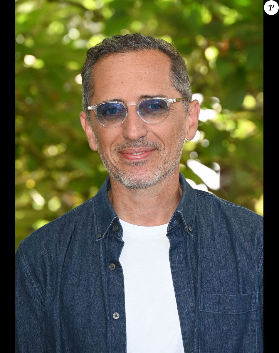 Gad Elmaleh au photocall du film "Reste un peu" lors du 15ème festival du film francophone de Angoulême, France, le 27 août 2022. © Coadic Guirec/Bestimage