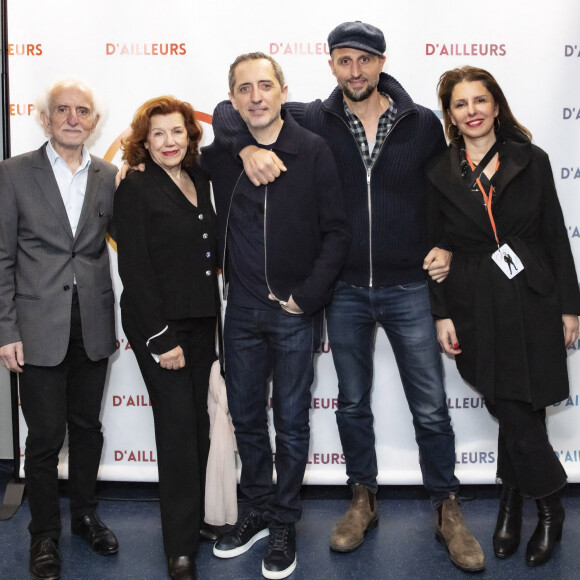 Gad Elmaleh avec ses parents David et Régine Elmaleh, son frère Arié Elmaleh et sa soeur Judith Elmaleh - Gad Elmaleh lors de la dernière parisienne de son spectacle "D'ailleurs" au Dôme de Paris le 26 février 2022 au cocktail de l'After show. © Jack Tribeca / Bestimage 