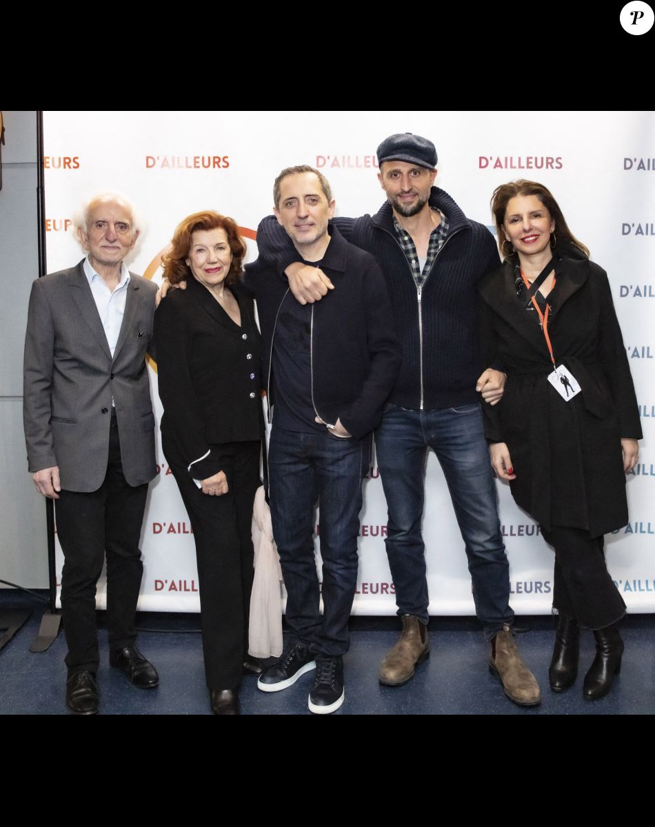 Gad Elmaleh avec ses parents David et Régine Elmaleh, son frère Arié Elmaleh et sa soeur Judith Elmaleh - Gad Elmaleh lors de la dernière parisienne de son spectacle "D'ailleurs" au Dôme de Paris le 26 février 2022 au cocktail de l'After show. © Jack Tribeca / Bestimage