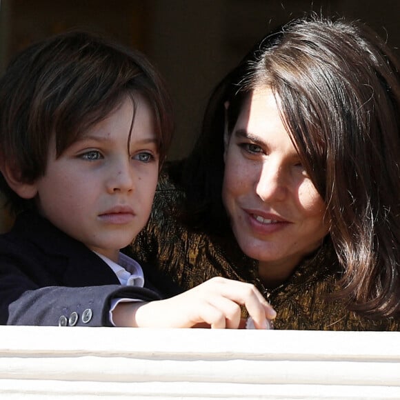 Charlotte Casiraghi et son fils Raphaël Elmaleh - La famille princière de Monaco apparaît au balcon du palais lors de la fête nationale de Monaco, le 19 novembre 2021. © Bebert-Jacovides/Bestimage 