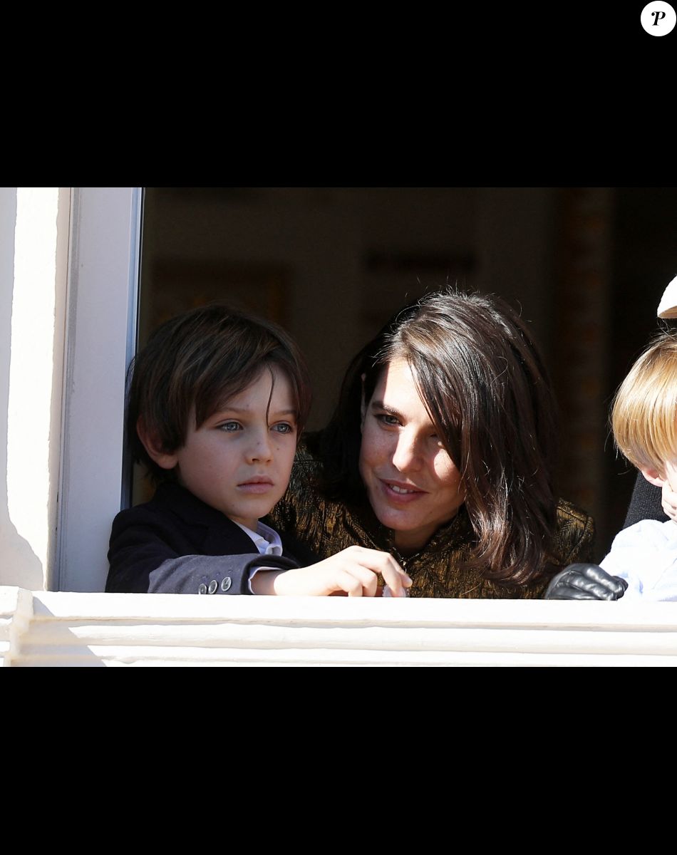 Charlotte Casiraghi et son fils Raphaël Elmaleh - La famille princière de Monaco apparaît au balcon du palais lors de la fête nationale de Monaco, le 19 novembre 2021. © Bebert-Jacovides/Bestimage
