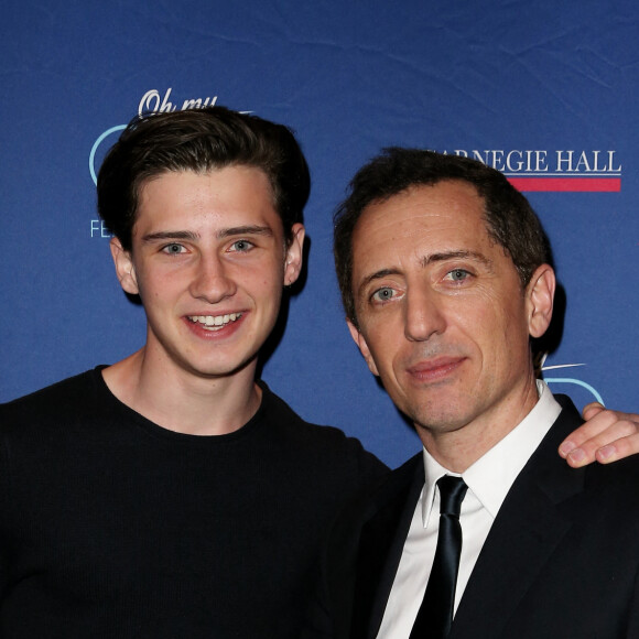 Exclusif - No web - No blog - Gad Elmaleh avec son fils Noé lors du photocall du spectacle de Gad Elmaleh "Oh My Gad" au "Carnegie Hall" à New York, le 11 février 2017. © Dominique Jacovides/Bestimage