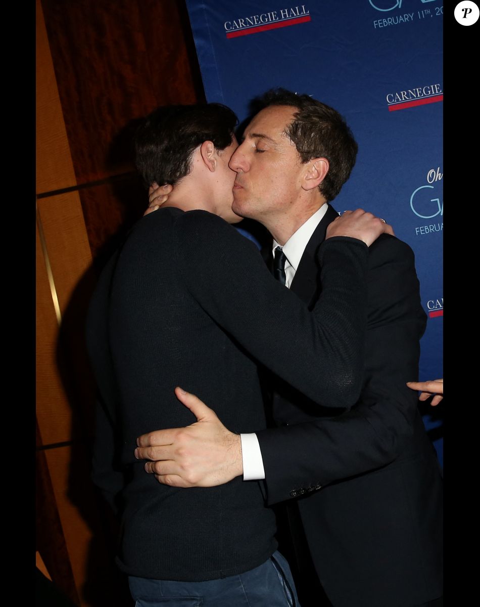 Exclusif - No web - No blog - Gad Elmaleh avec son fils Noé lors du photocall du spectacle de Gad Elmaleh "Oh My Gad" au "Carnegie Hall" à New York, le 11 février 2017. © Dominique Jacovides/Bestimage