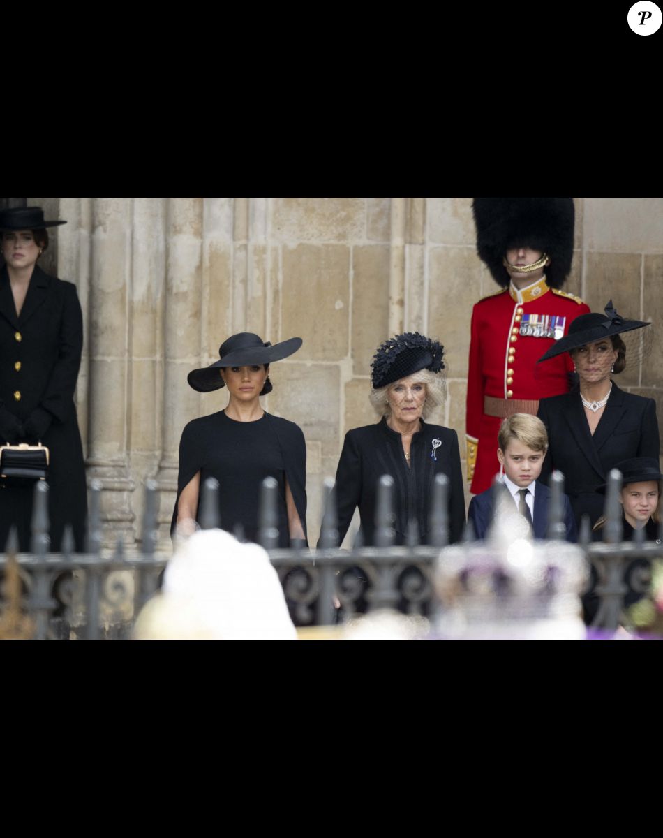 Meghan Markle et Camilla Parker Bowles : deux femmes qui ont connu des difficultés lors de leur arrivée au sein de la famille royale. Les propositions d'aide de la reine consort envers la duchesse de Cornouailles serait toutefois tombées à plat...