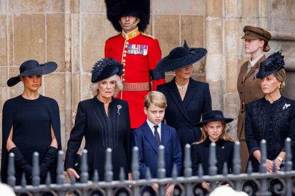 Meghan Markle, duchesse de Sussex, Camilla Parker Bowles, reine consort d'Angleterre, Le prince George de Galles,, La princesse Charlotte de Galles, la comtesse Sophie de Wessex, Catherine (Kate) Middleton, princesse de Galles - Funérailles d'Etat de la reine Elizabeth II d'Angleterre, à Londres, Royaume Uni, le 19 septembnre 2022.