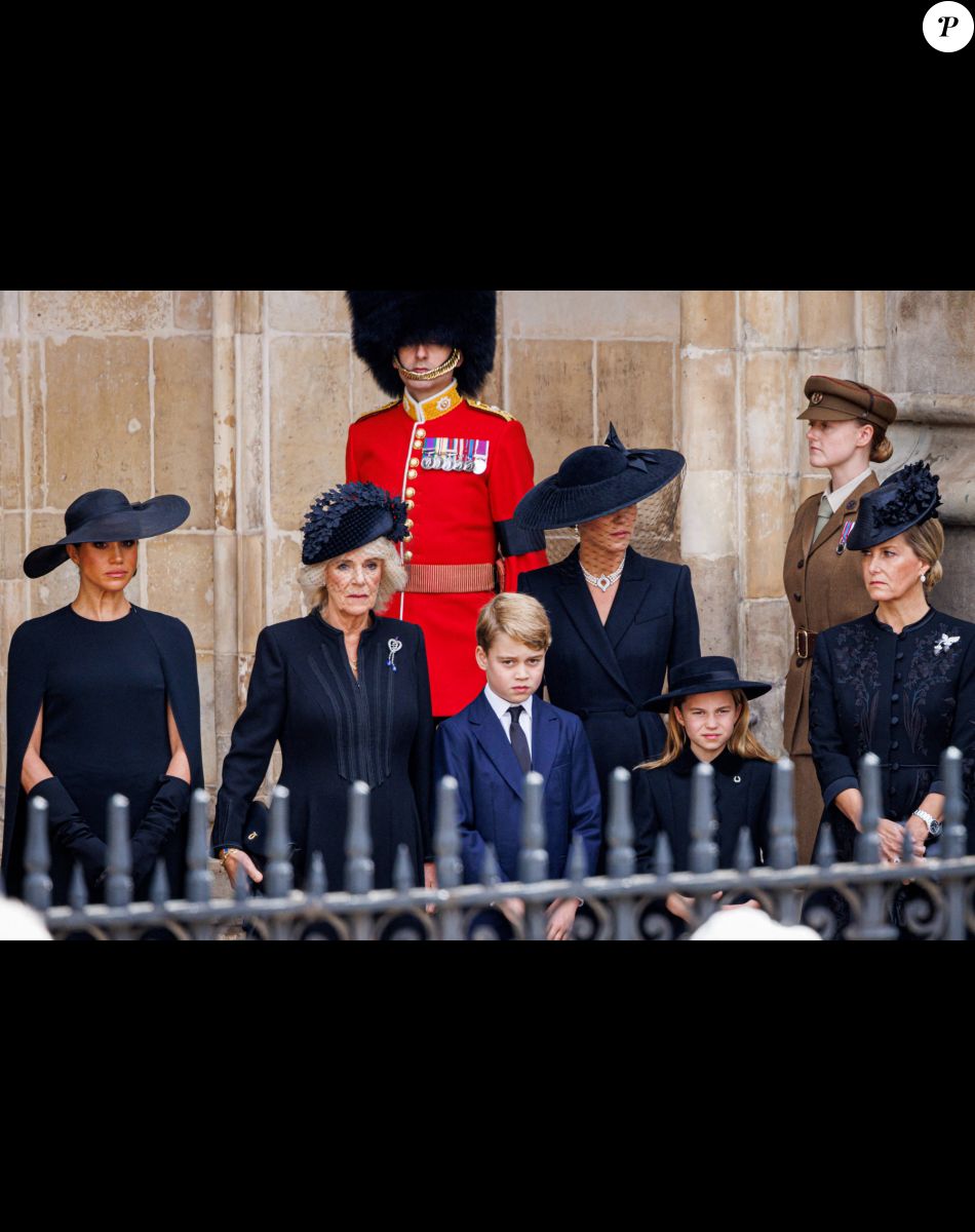 Meghan Markle, duchesse de Sussex, Camilla Parker Bowles, reine consort d'Angleterre, Le prince George de Galles,, La princesse Charlotte de Galles, la comtesse Sophie de Wessex, Catherine (Kate) Middleton, princesse de Galles - Funérailles d'Etat de la reine Elizabeth II d'Angleterre, à Londres, Royaume Uni, le 19 septembnre 2022.