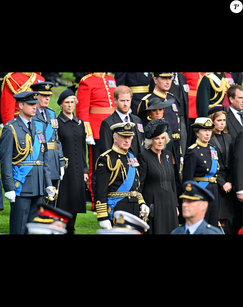 Le prince de Galles William, le roi Charles III d'Angleterre, la reine consort Camilla Parker Bowles, le prince Harry, duc de Sussex, Meghan Markle, duchesse de Sussex, la princesse Anne, la princesse Beatrice d'York - Procession du cercueil de la reine Elizabeth II d'Angleterre de l'Abbaye de Westminster à Wellington Arch à Hyde Park Corner