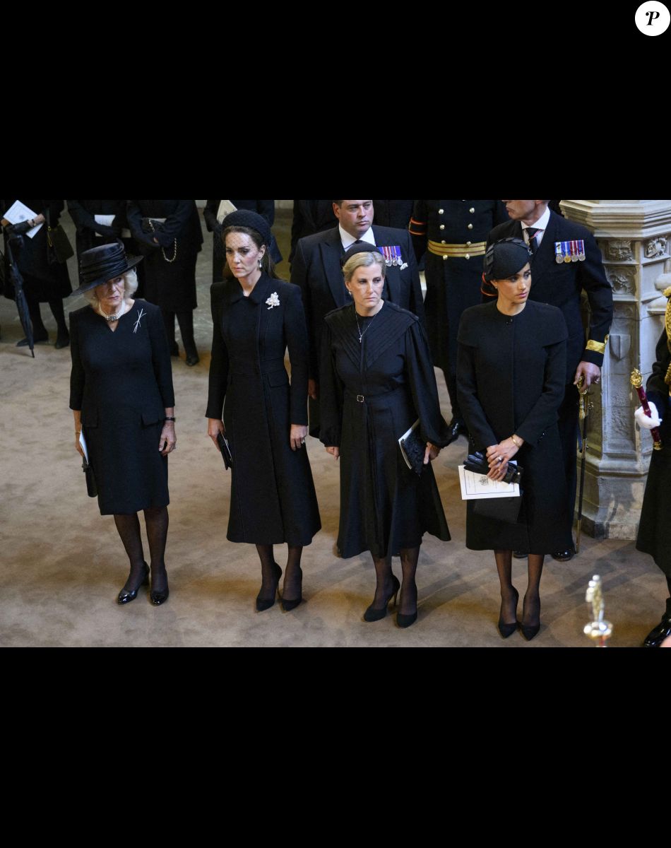 Camilla Parker Bowles, reine consort d'Angleterre, Catherine Kate Middleton, princesse de Galles, la comtesse Sophie de Wessex et Meghan Markle - Procession cérémonielle du cercueil de la reine Elisabeth II du palais de Buckingham à Westminster Hall à Londres le 14 septembre 2022. © Photoshot / Panoramic / Bestimage