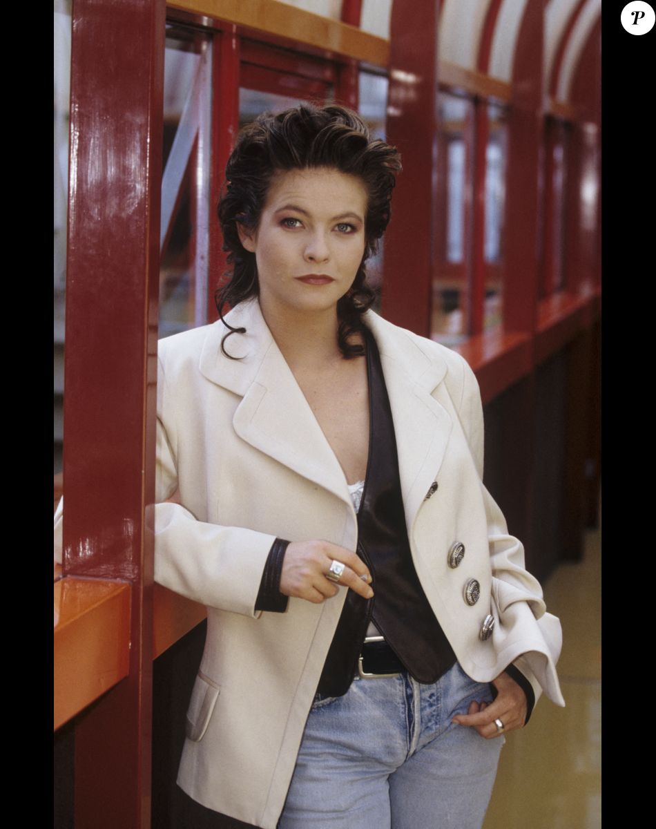 Archives - En France, à Paris, l'actrice Charlotte Valandrey posant en janvier 1993.