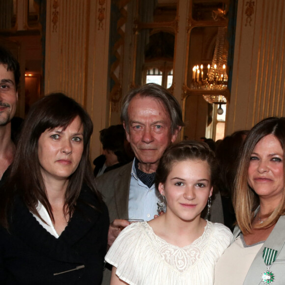 Charlotte Valandrey et sa fille Tara, entourees de son cousin Jean, sa soeur Aude, son pere et sa cousine Barbara Paris le 10 avril 2013 Remise de la medaille de Chevalier de l'Ordre des Arts et des Lettres par la Ministre de la Culture et de la Communication, au Ministere de la Culture.