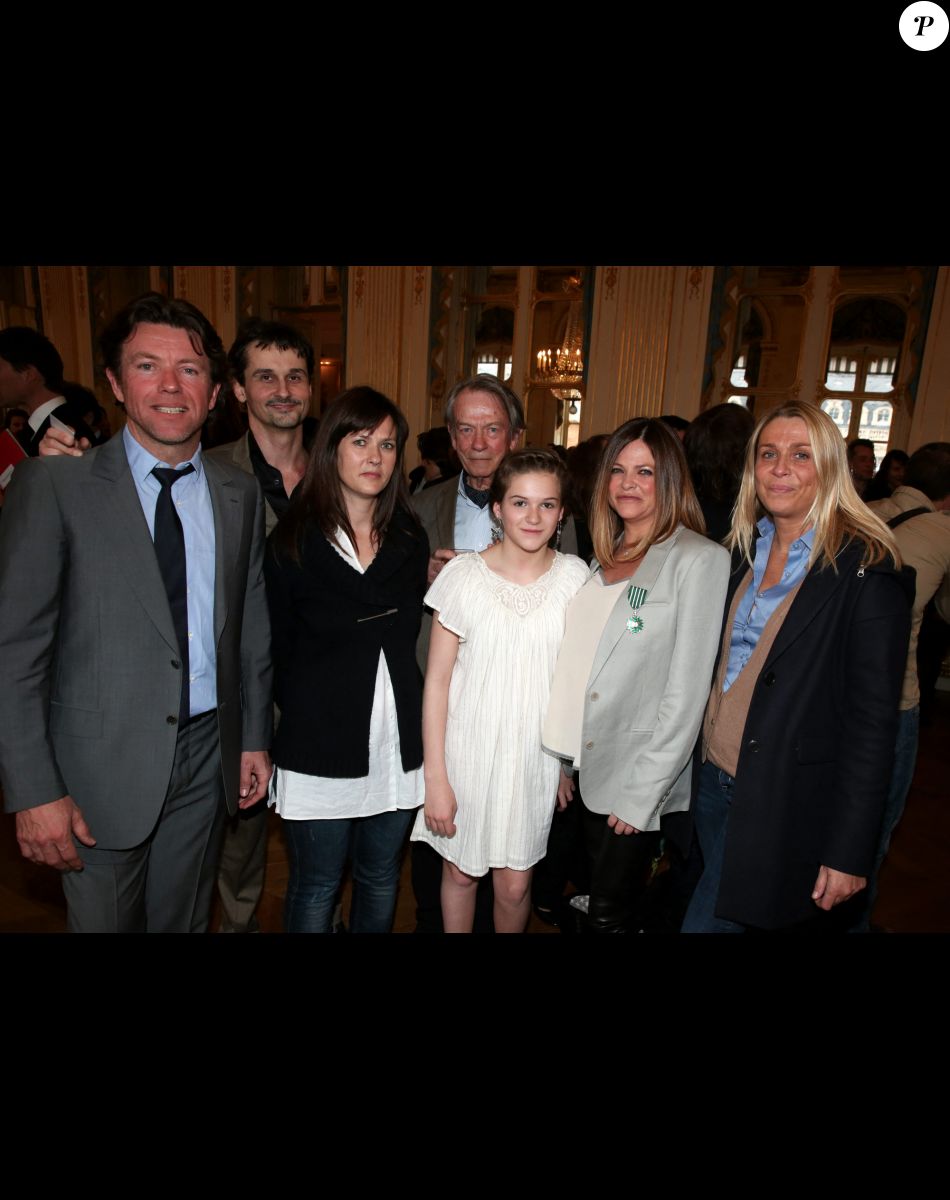 Charlotte Valandrey et sa fille Tara, entourees de son cousin Jean, sa soeur Aude, son pere et sa cousine Barbara Paris le 10 avril 2013 Remise de la medaille de Chevalier de l'Ordre des Arts et des Lettres par la Ministre de la Culture et de la Communication, au Ministere de la Culture.