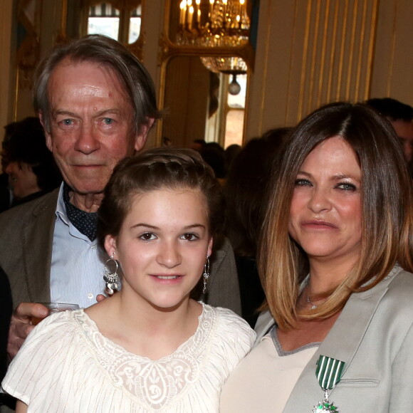 Charlotte Valandrey, son pere et sa fille Tara Paris le 10 avril 2013 Remise de la medaille de Chevalier de l'Ordre des Arts et des Lettres par la Ministre de la Culture et de la Communication, au Ministere de la Culture.