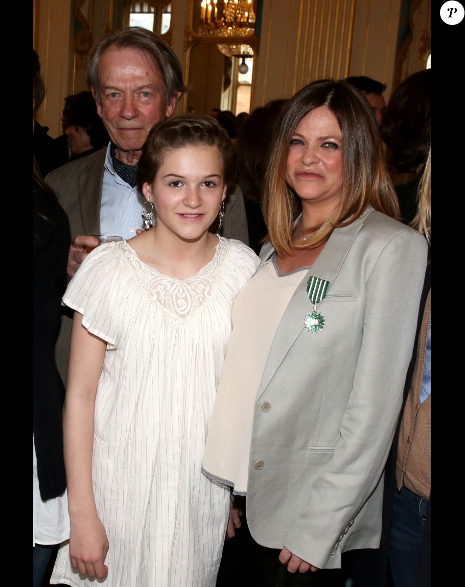 Charlotte Valandrey, son pere et sa fille Tara Paris le 10 avril 2013 Remise de la medaille de Chevalier de l'Ordre des Arts et des Lettres par la Ministre de la Culture et de la Communication, au Ministere de la Culture.
