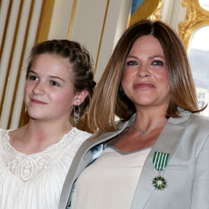 Charlotte Valandrey et sa fille Tara Paris le 10 avril 2013 Remise de la medaille de Chevalier de l'Ordre des Arts et des Lettres par la Ministre de la Culture et de la Communication, au Ministere de la Culture.