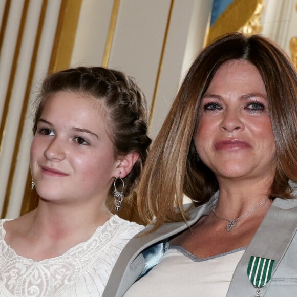 Charlotte Valandrey et sa fille Tara Paris le 10 avril 2013 Remise de la medaille de Chevalier de l'Ordre des Arts et des Lettres par la Ministre de la Culture et de la Communication, au Ministere de la Culture.