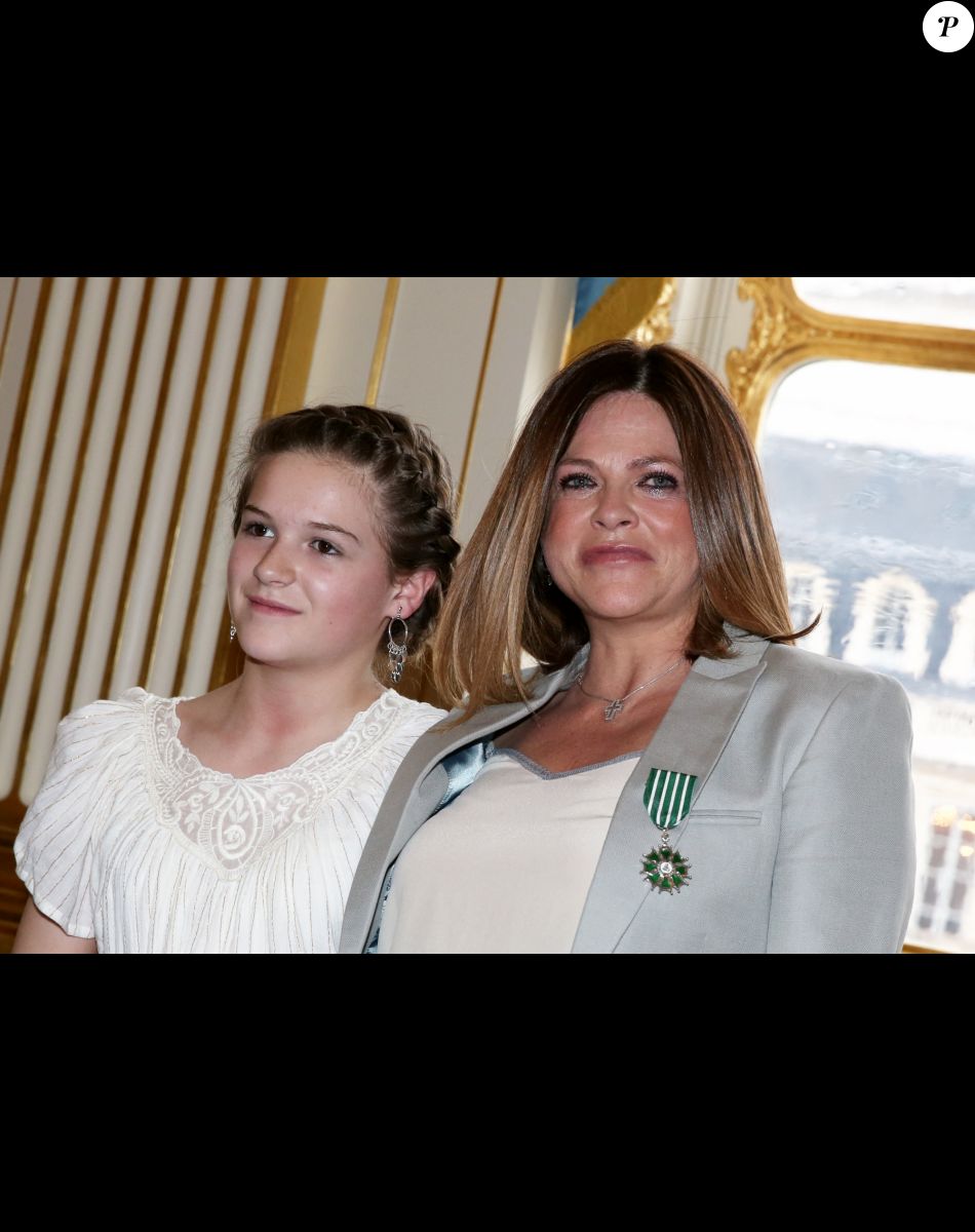 Charlotte Valandrey et sa fille Tara Paris le 10 avril 2013 Remise de la medaille de Chevalier de l'Ordre des Arts et des Lettres par la Ministre de la Culture et de la Communication, au Ministere de la Culture.