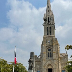 Exclusif - Les obsèques de Charlotte Valandrey en l'église de Pléneuf-Val-André en Bretagne. Le 19 juillet 2022