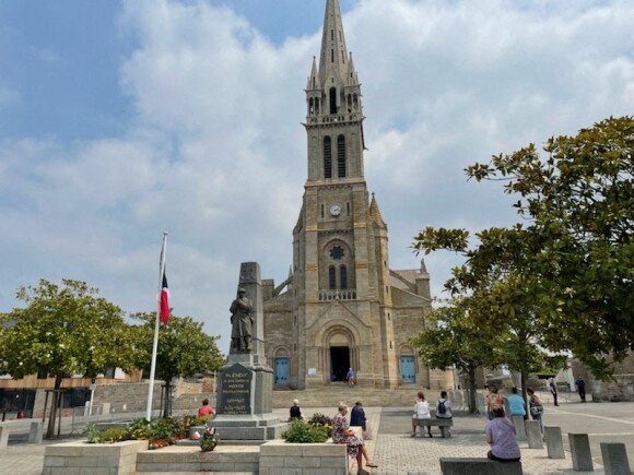 Exclusif - Les obsèques de Charlotte Valandrey en l'église de Pléneuf-Val-André en Bretagne. Le 19 juillet 2022