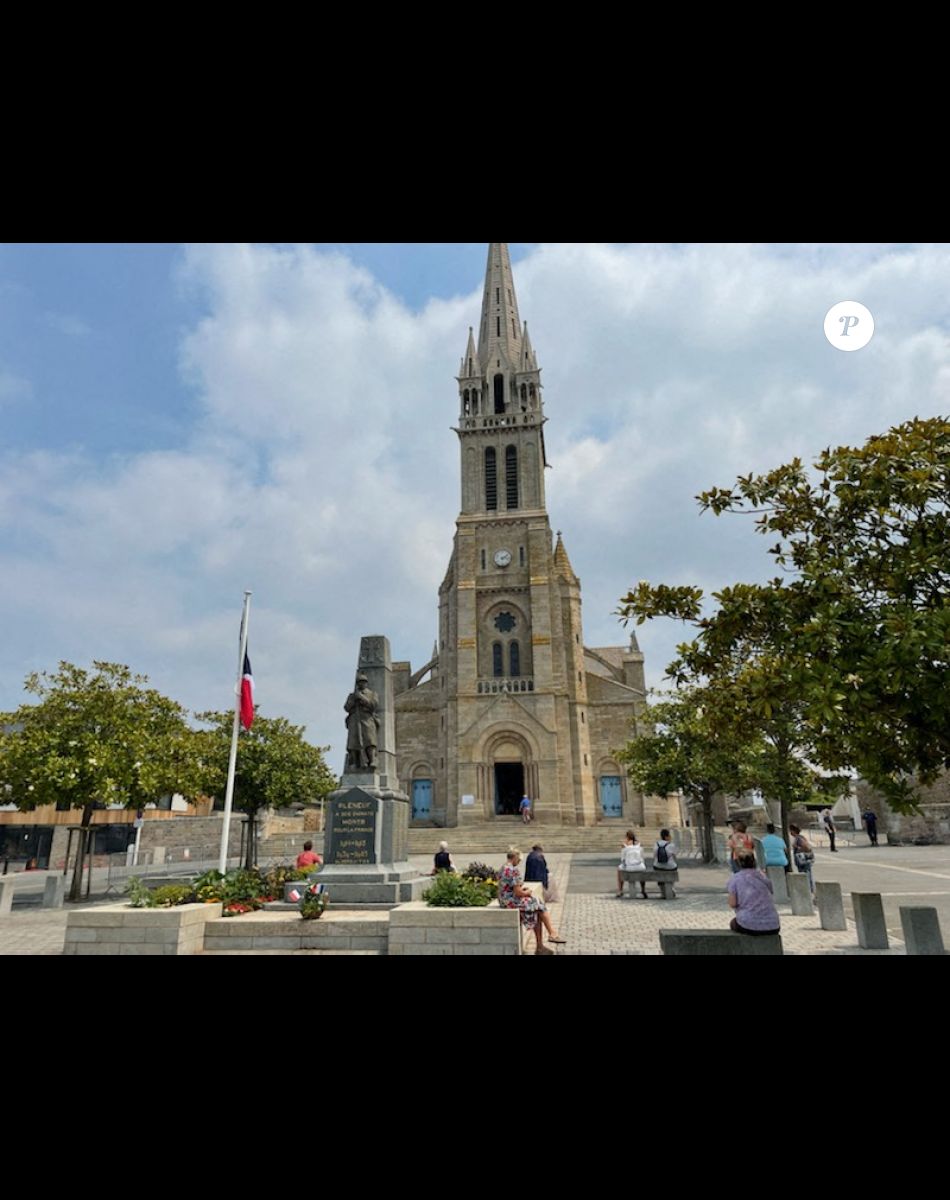 Exclusif - Les obsèques de Charlotte Valandrey en l'église de Pléneuf-Val-André en Bretagne. Le 19 juillet 2022