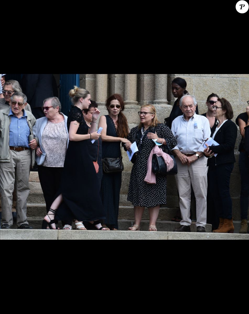 Exclusif - La famille et les proches - Sorties des obsèques de Charlotte Valandrey en l'église de Pléneuf-Val-André en Bretagne. Le 19 juillet 2022 No Credit - Exclusive - No Web No Blog pour Belgique et Suisse