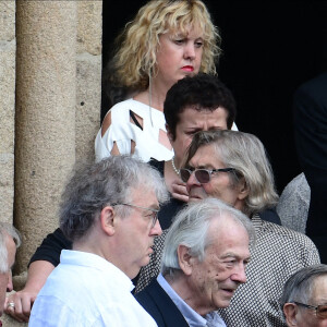 Exclusif - Dominique Besnehard, Jean-Pierre (père de la défunte) - Sorties des obsèques de Charlotte Valandrey en l'église de Pléneuf-Val-André en Bretagne. Le 19 juillet 2022