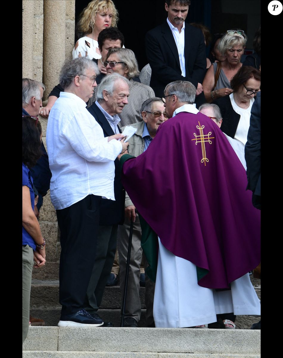 Exclusif - Dominique Besnehard, Jean-Pierre (père de la défunte) - Sorties des obsèques de Charlotte Valandrey en l'église de Pléneuf-Val-André en Bretagne. Le 19 juillet 2022