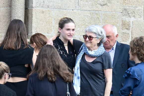 Exclusif - Tara (fille de la défunte) - Sorties des obsèques de Charlotte Valandrey en l'église de Pléneuf-Val-André en Bretagne. Le 19 juillet 2022