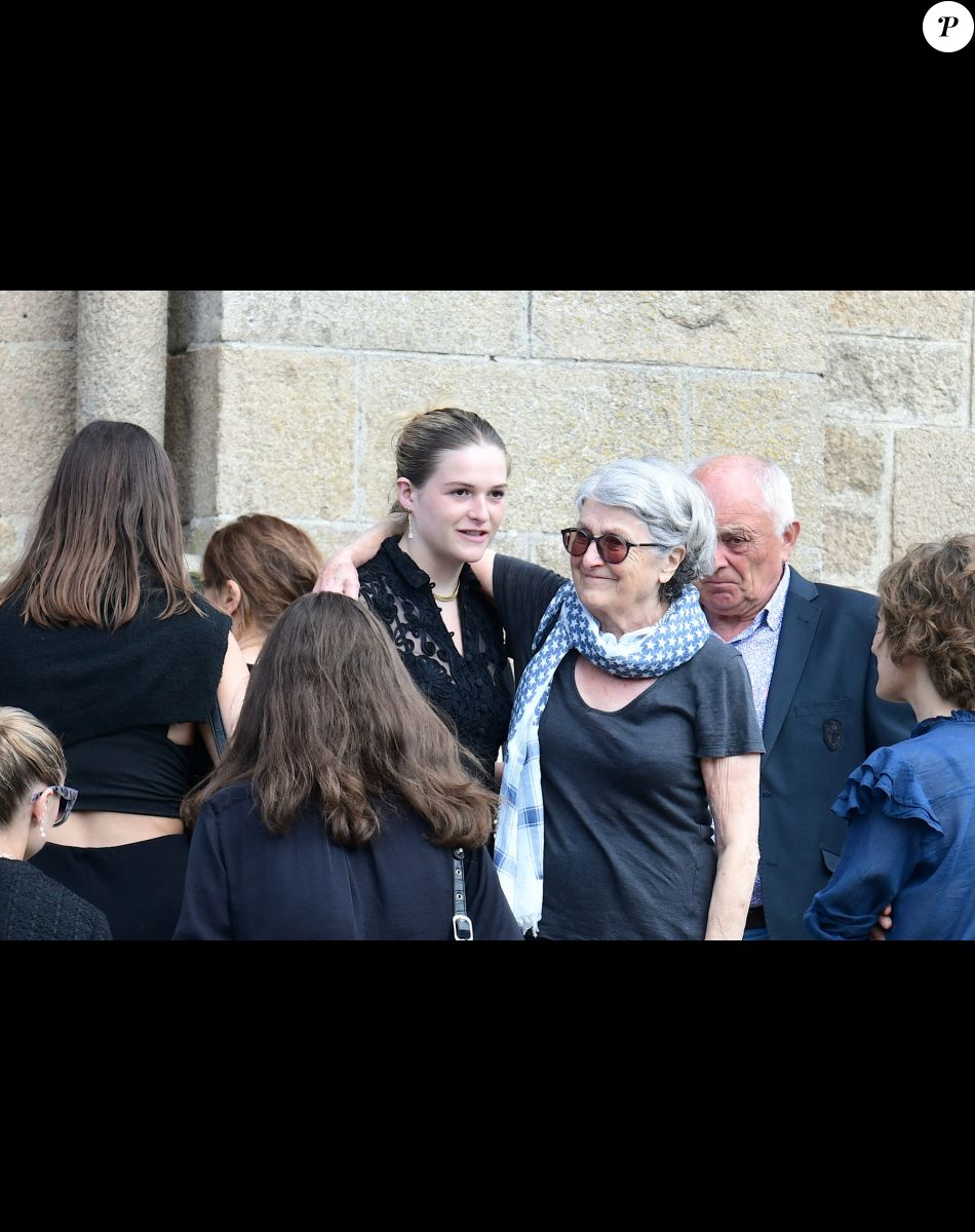 Exclusif - Tara (fille de la défunte) - Sorties des obsèques de Charlotte Valandrey en l'église de Pléneuf-Val-André en Bretagne. Le 19 juillet 2022