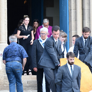 Exclusif - Tara (fille de la défunte) et ses cousines - Sorties des obsèques de Charlotte Valandrey en l'église de Pléneuf-Val-André en Bretagne. Le 19 juillet 2022
