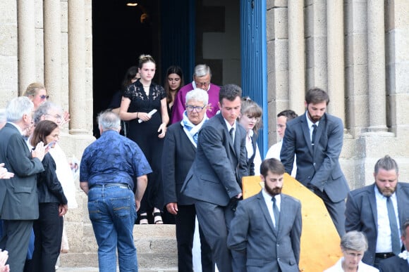 Exclusif - Tara (fille de la défunte) et ses cousines - Sorties des obsèques de Charlotte Valandrey en l'église de Pléneuf-Val-André en Bretagne. Le 19 juillet 2022