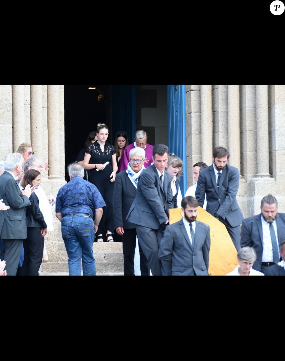 Exclusif - Tara (fille de la défunte) et ses cousines - Sorties des obsèques de Charlotte Valandrey en l'église de Pléneuf-Val-André en Bretagne. Le 19 juillet 2022