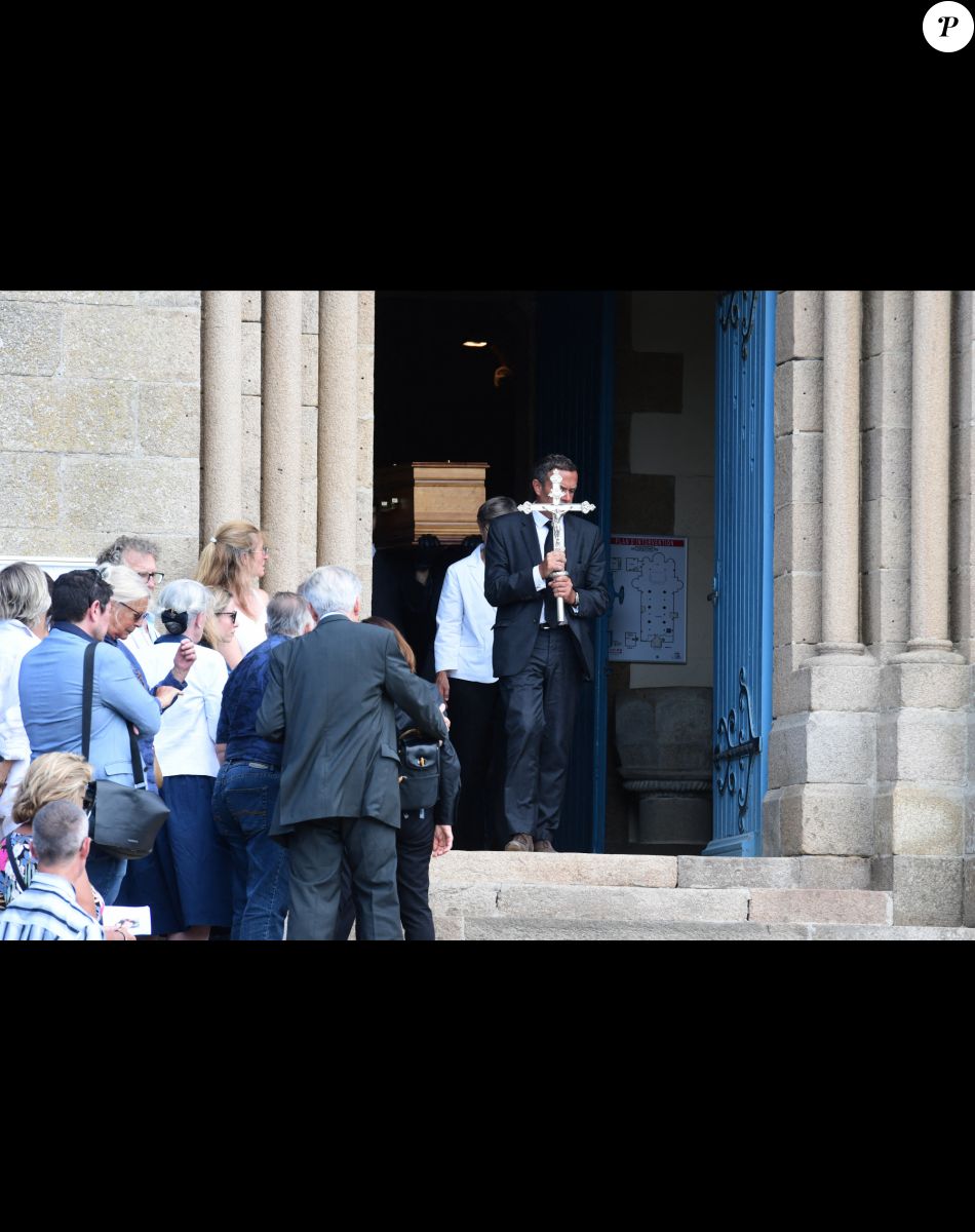 Exclusif - La famille et les proches - Sorties des obsèques de Charlotte Valandrey en l'église de Pléneuf-Val-André en Bretagne. Le 19 juillet 2022